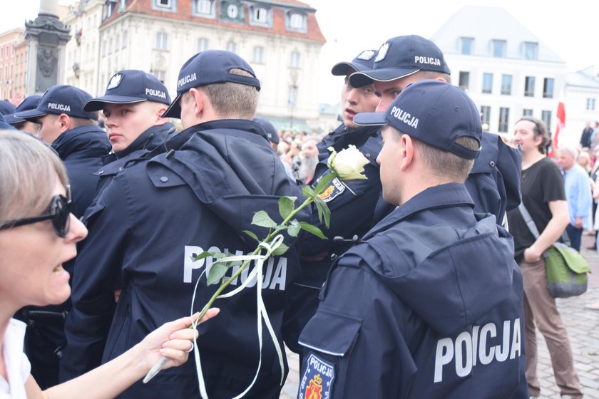 Obchody miesięcznicy smoleńskiej. Krakowskie Przedmieście odgrodzone