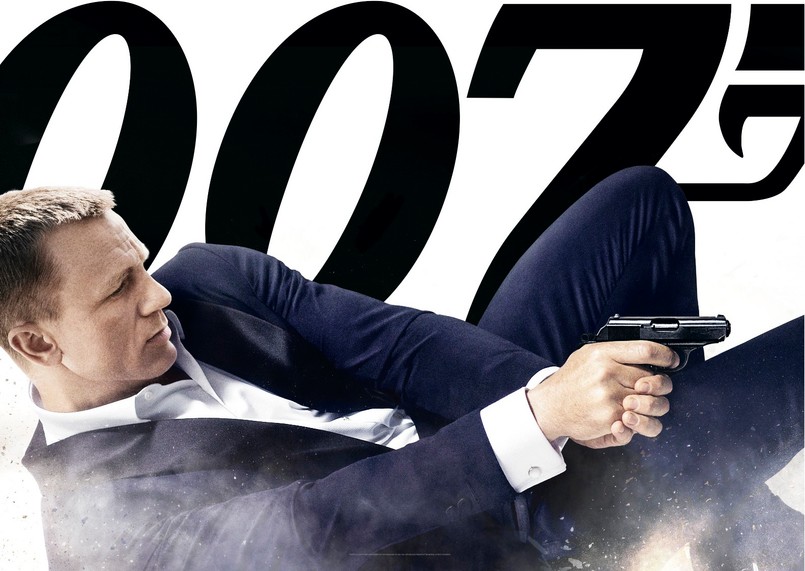 Poprzedni film o Bondzie – "Skyfall" (2012) – był najbardziej kasowym obrazem w historii Wielkiej Brytanii. Zarobiła na świecie 1,1 mld dolarów. Film zdobył dwa Oscary – za piosenkę tytułową wykonywaną przez Adele oraz za montaż dźwięku