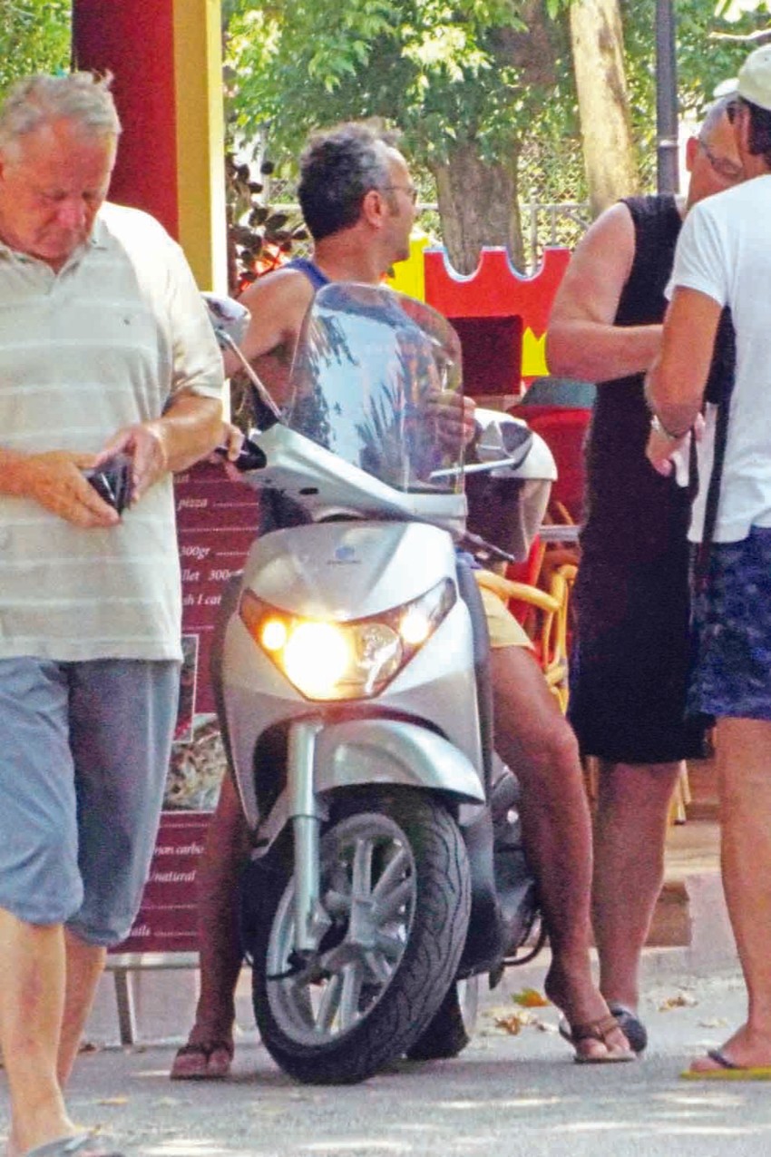 U AUTU JE PREVIŠE VRUĆE Dejo ne silazi sa „vespe“