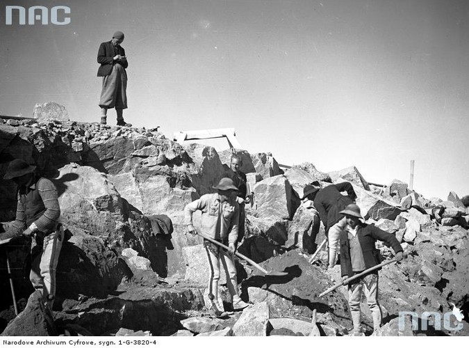 Górale przy budowie kolejki na Kasprowy Wierch.