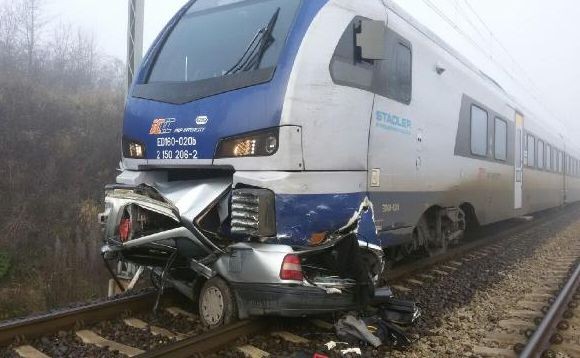 Na przejeździe kolejowym auto wjechało pod pociąg