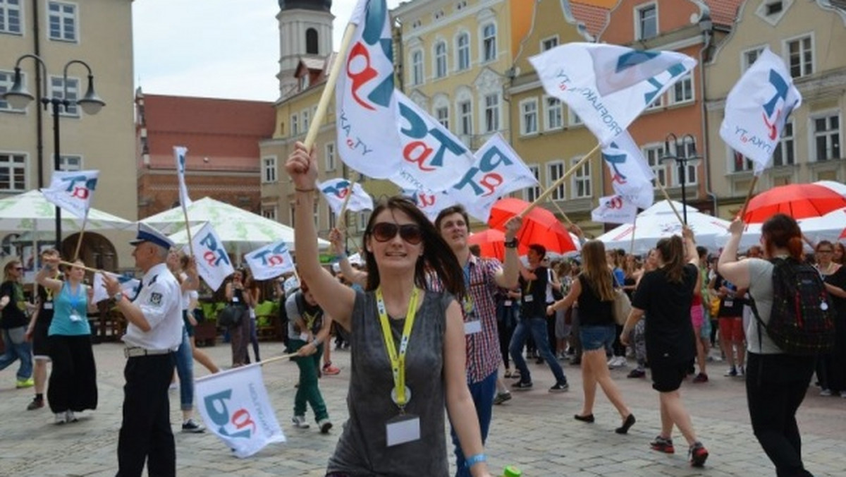 Kolorowy korowód z ponad 600 tańczącymi i śpiewającymi młodymi osobami przeszedł w sobotę ulicami Opola. Młodzież demonstrowała swoje pasje, pokazując, że można świetnie się bawić bez używek.