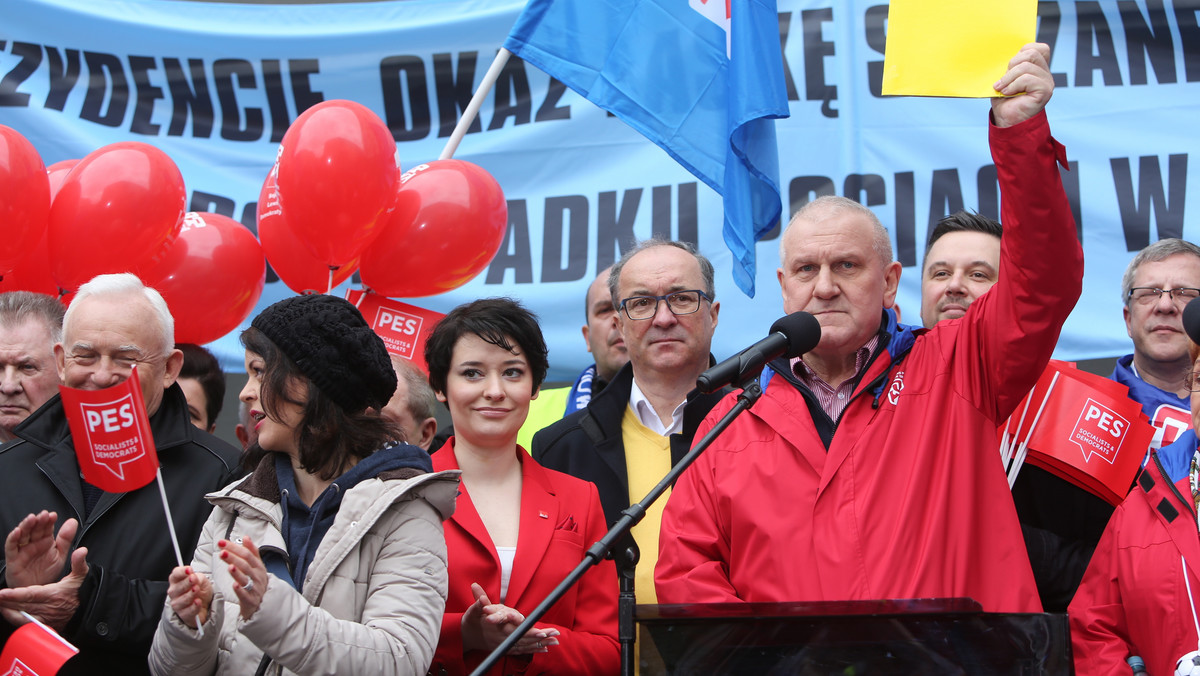 W obronie godności pracy, wartości europejskich, demokracji, państwa prawa i tolerancji przedstawiciele lewicowych ugrupowań i związków zawodowych biorą udział w Warszawie w pochodzie zorganizowanym przez OPZZ, SLD oraz Partię Europejskich Socjalistów. - Szef OPZZ Jan Guz stwierdził, że od lat Porozumienie domaga się dodatkowego prawa do emerytury ze względu na staż pacy. - Niestety rząd premier Beata Szydło i prezydent Andrzej Duda milczą. Przypomnijmy im, że to jest nasz bardzo ważny postulat i nie odstąpimy od niego - dodał.