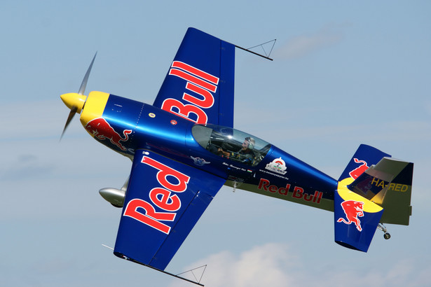 Peter Besenyei z Węgier podczas ewolucji na Varazdin airshow w Chorwacji, fot. mobil11