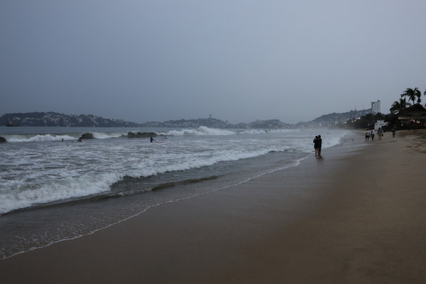 Fale na plaży w Acapulco, Meksyk