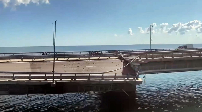 Zniszczenia na moście Krymskim po ukraińskim ostrzale