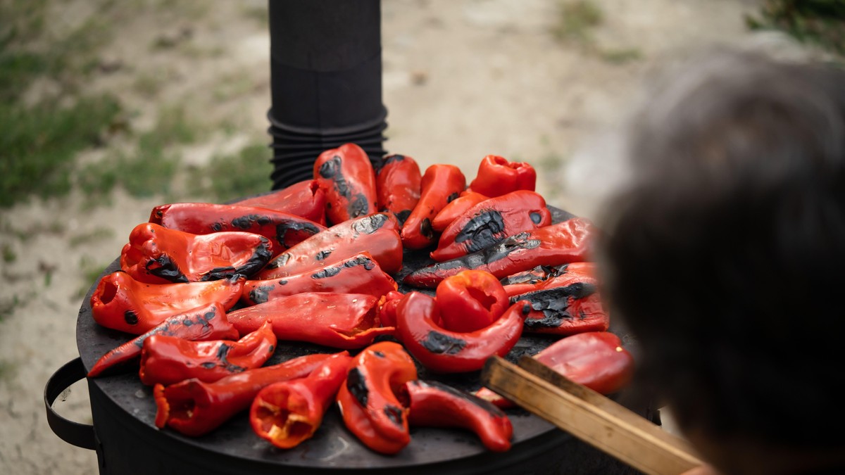 Brdo pečenih paprika se uz ovaj trik naših baka oljušti za 15 minuta