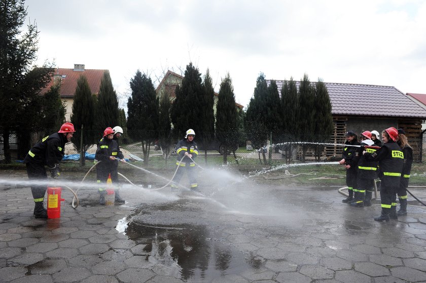 Strażaczki oblewają strażaków w lany Poniedziałek