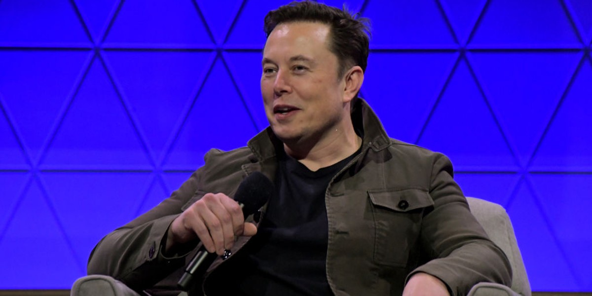 Elon Musk ma w zwyczaju spędzać w fabryce Tesli długie godziny. Zwłaszcza, gdy zbliża się kolejny ważny deadline. Dla Tesli końcówka roku to tradycyjnie pracowity okres. Pod koniec każdego kwartału firma wrzuca piąty bieg, by dostarczyć klientom samochody na czas tak, by móc zaliczyć te dostawy do danych za ten konkretny kwartał. 