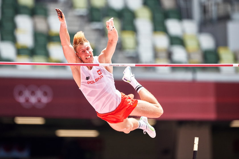 Rekordzista Polski, który skakał już 6,02 m, w trzecich próbach eliminacji pokonywał wysokość 5,65 i 5,75 m.