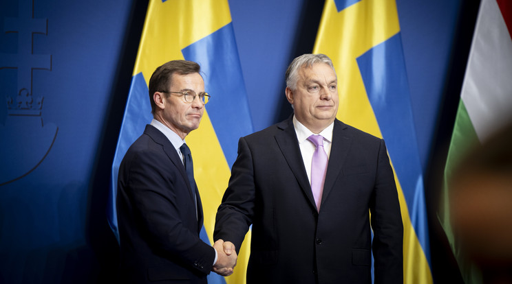 Orbán Viktor miniszterelnök és Ulf Kristersson svéd miniszterelnök  még a szavazás előtt összehozott egy gyors találkozót/ Fotó: MTI/Miniszterelnöki Sajtóiroda/Fischer Zoltán