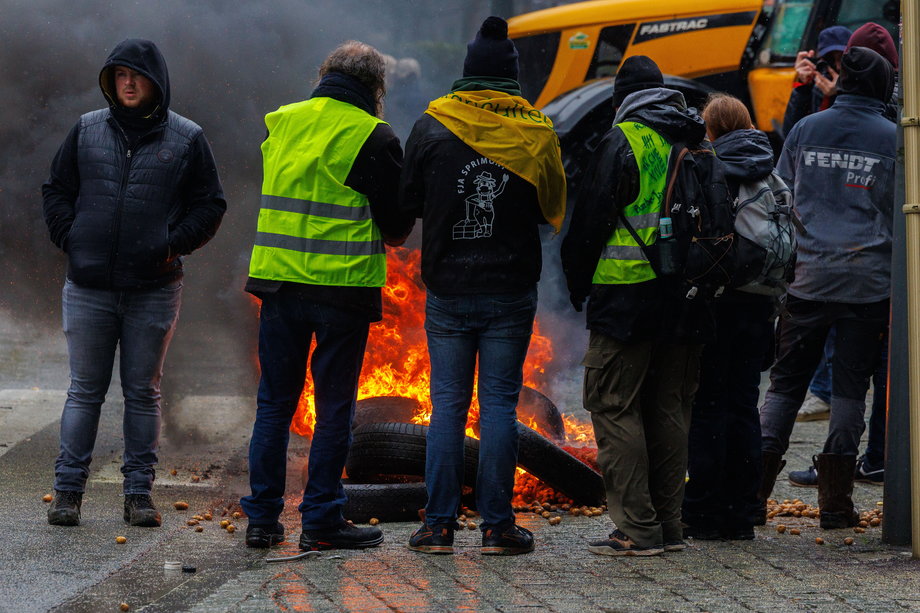 Płonące opony podczas protestu europejskich rolników w Brukseli. 26 lutego 2024 r.
