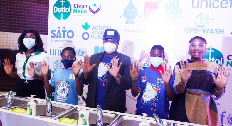 L-R: Anuoluwa Odusanya, Assistant Brand Manager, Dettol; Miss. Taiwo Olutoye, Student of LEA Wuse School, Zone 2 Abuja; Mrs. Didi Walson-Jack Permanent Secretary, Federal Ministry of Water Resources (FMWR); Master Praise Ikefe, Student, LEA Wuse School, Zone 2 Abuja; and Cassandra Uzo- Ogbugh, External Communication & Partnership Lead, Reckitt Sub-Saharan Africa, at the 2021 Global Hand Washing Day in Abuja