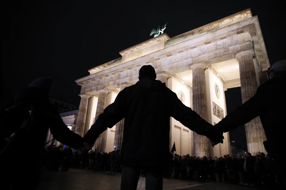 Ljudi odaju poslednju poštu žrtvama napada u Hanauu