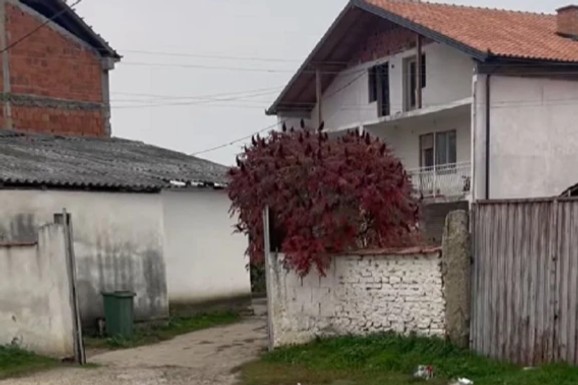 STARA TROŠNA KUĆA BEZ OGRADE Ovde je nekada živela naša pevačica koja danas ima milione: Nikad nije zaboravila svoje korene (FOTO)