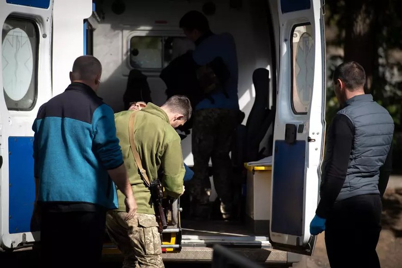 Personel medyczny w prowizorycznym punkcie pierwszej pomocy ma do czynienia z niewielkimi zasobami