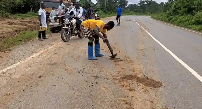 Illegal miners wash mud on road
