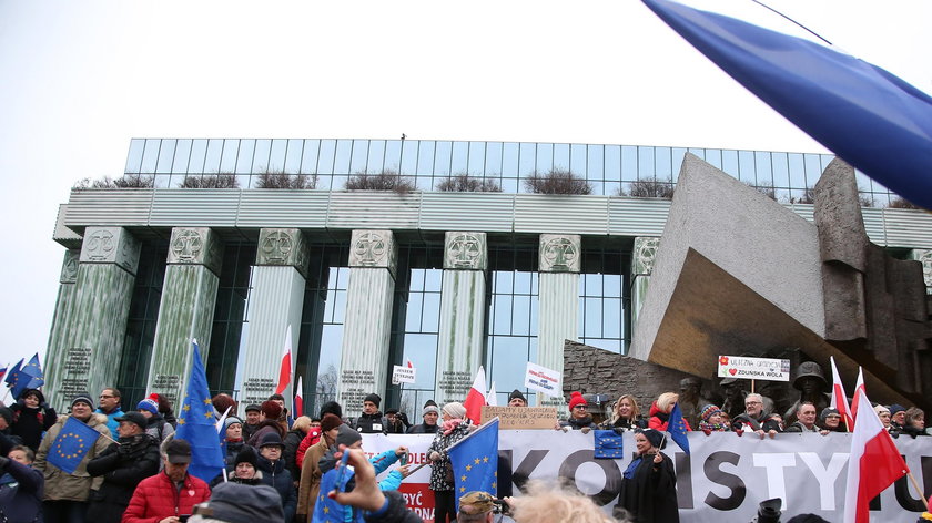 Przerażające informacje o sądach. Wiceminister: to przez marsze