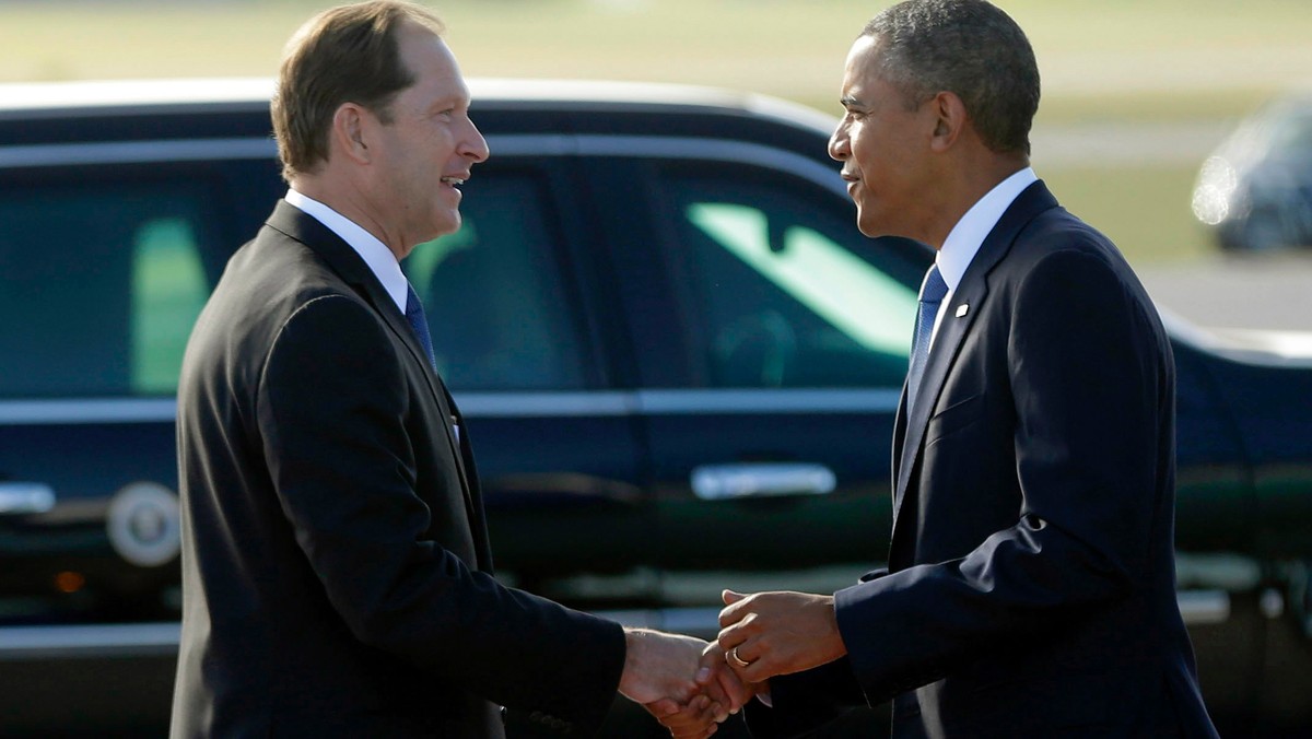 Mark Brzeziński, ambasador USA w Szwecji, wita na lotnisku w Sztokholmie prezydenta Baracka Obamę, wrzesień 2013 r.