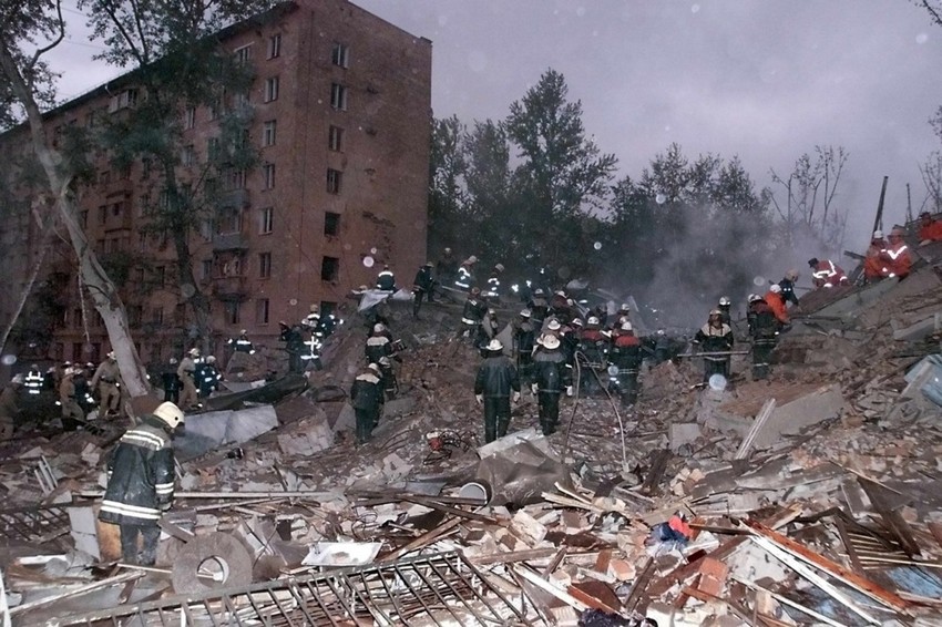 Spasioci na mestu eksplozije u stambenoj zgradi u Moskvi 13. septembra 1999.