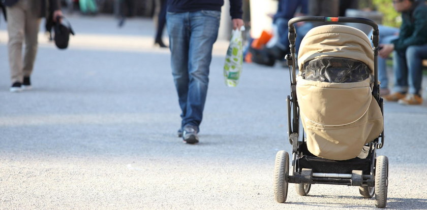 Zostawiła maleństwo pod blokiem. Powód szokuje