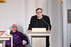 Olaf Lubaszenko przejmująco pożegnał swojego ojca. O to poprosił żałobników