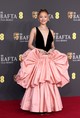 Ariana Grande az Old Hollywood Glam jegyében emlékezett meg Wicked karakteréről, Glindáról, méghozzá ezzel a különleges fekete-rágógumi rózsaszín Louis Vuitton kreációval. Persze egy sor izgalmas jegy utal a modern interpretációra, mint például a mély dekoltázs.