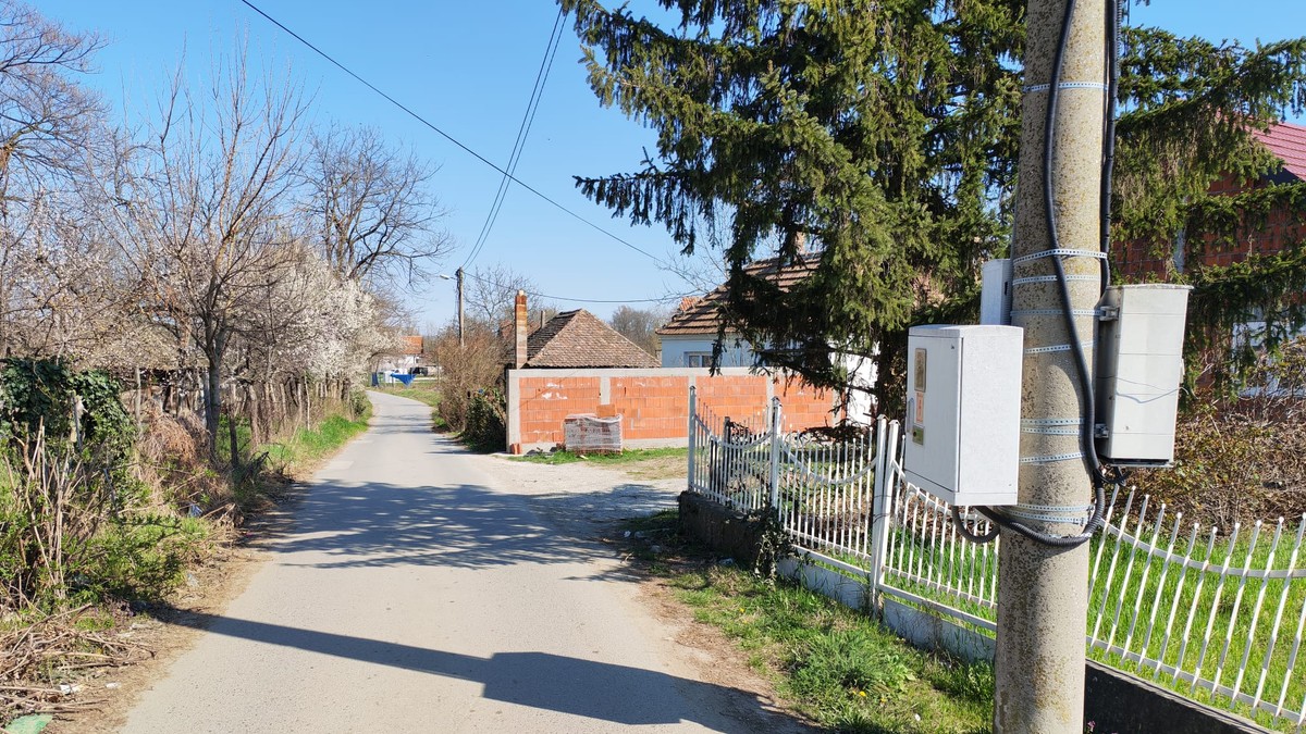 Prve slike sa mesta otmice u Obrenovcu: Dečaka (14) nasilno ugurali u automobil i vozili po gradu