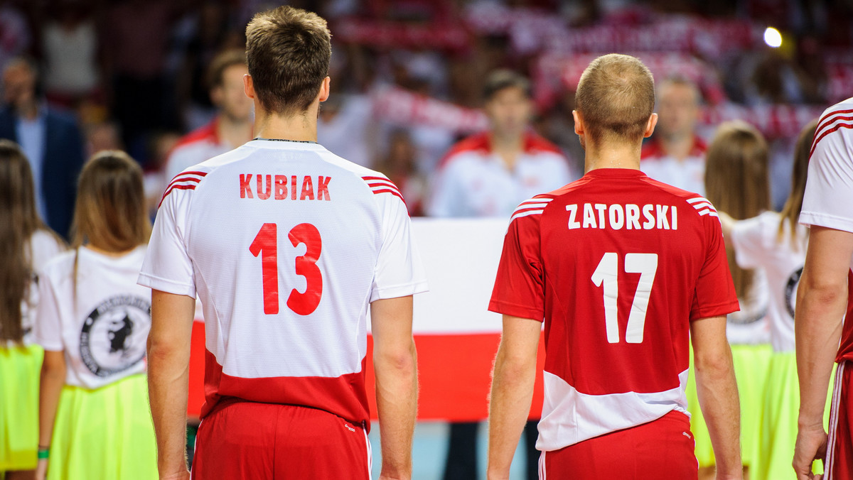 Oficjalna strona światowej federacji siatkówki (FIVB) przed startem Pucharu Świata siatkarzy przedstawiła kapitanów i największe gwiazdy każdej z drużyn, a także opisała ich rolę w ekipie. Spośród Biało-Czerwonych wg FIVB na uwagę zasłużyli dwa mistrzowie świata, kapitan Michał Kubiak i libero Paweł Zatorski.