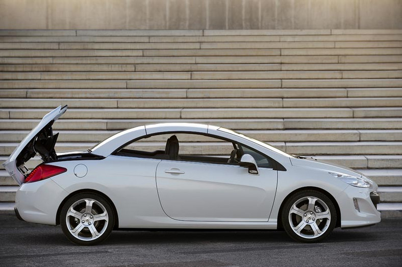 Peugeot jadąc 308 CC z... ogrzewanym karkiem (ceny w Polsce)