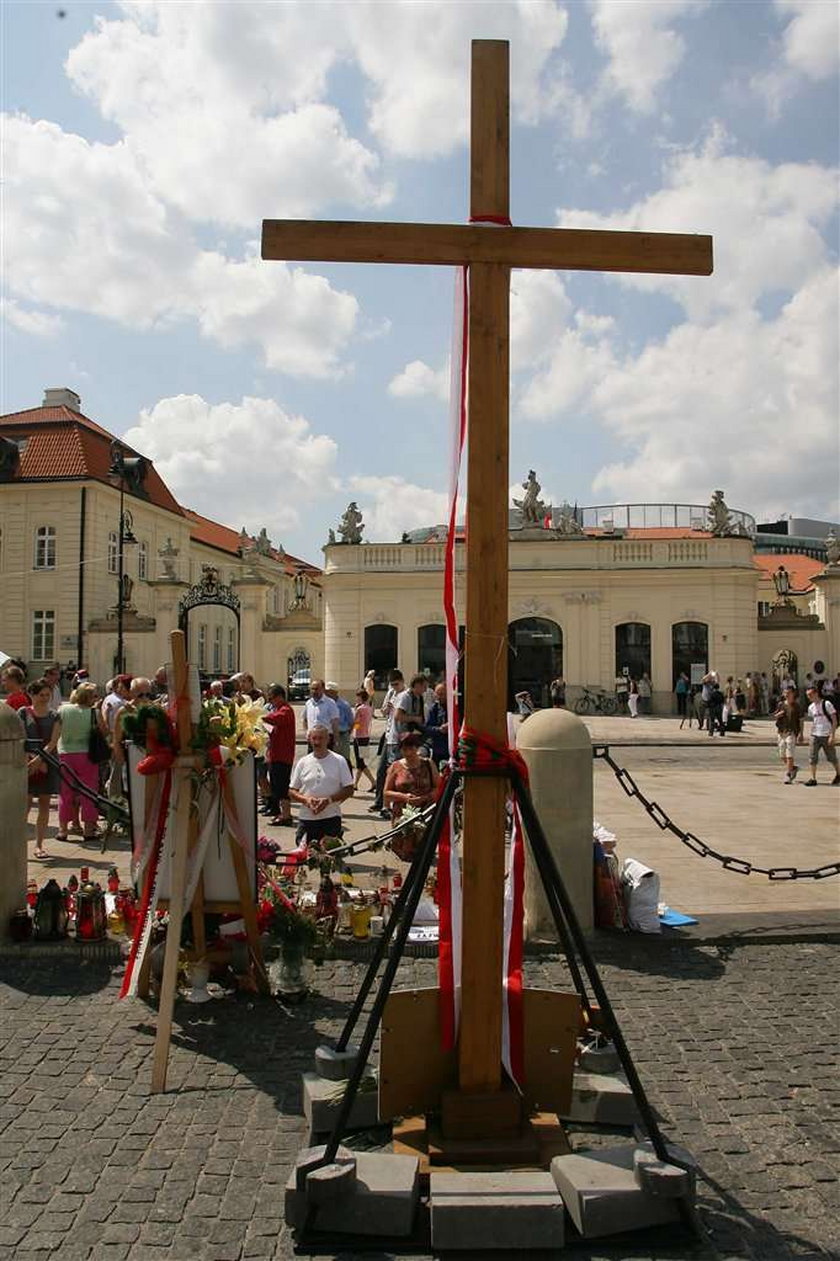 Popełniono przestępstwo pod krzyżem przy Pałacu?