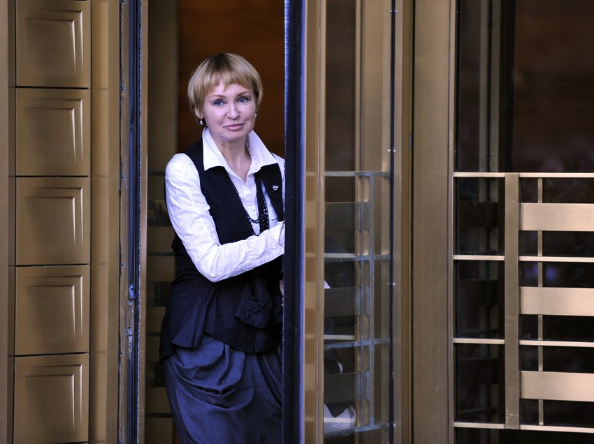 Ala But, žena Viktora Buta ispred sudnice