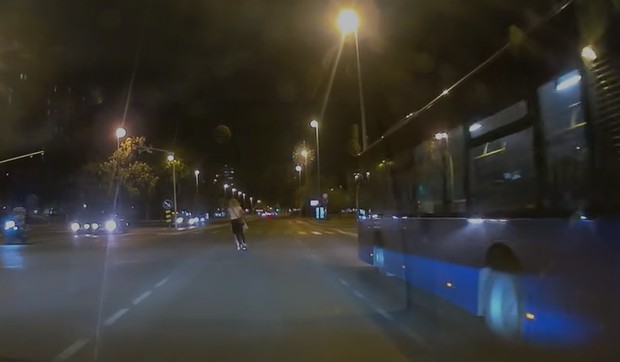 Devojčice na trotinetu