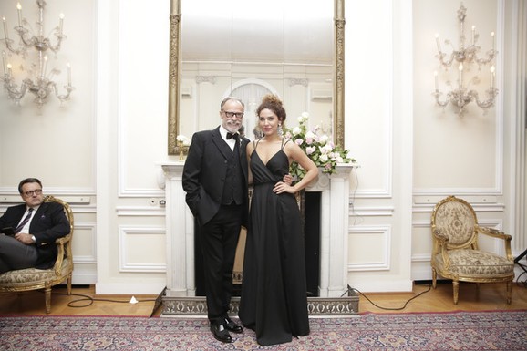 UDALA SE ZA TRI DECENIJE STARIJEG, PA PROGOVORILA O MLAĐIM MUŠKARCIMA Žena glumca uporedila mladiće sa svojim mužem, a evo šta iskreno kaže o NJEGOVOM FIZIČKOM IZGLEDU