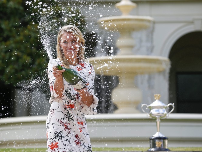 Angelique Kerber pozowała z trofeum