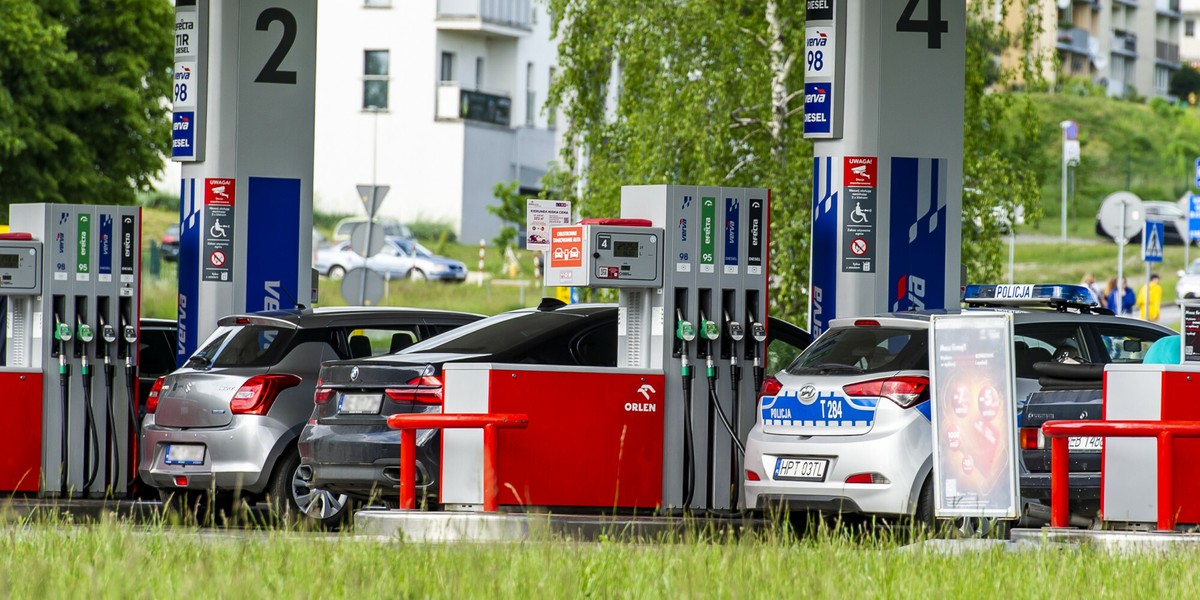 Cena ropy na giełdach spada, więc jest szansa na tańsze tankowanie na stacjach.