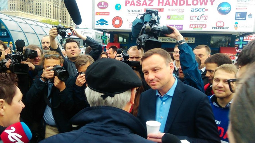ANDRZEJ DUDA ROZDAWAŁ KAWĘ PRZY STACJI METRA CENTRUM