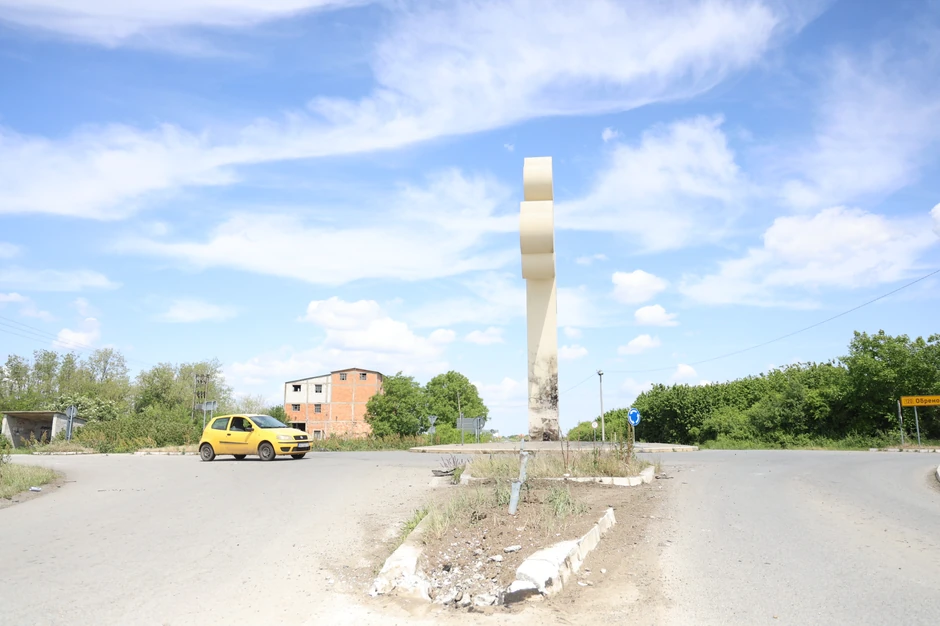 Betonski krst u koji je udario mladić (19)