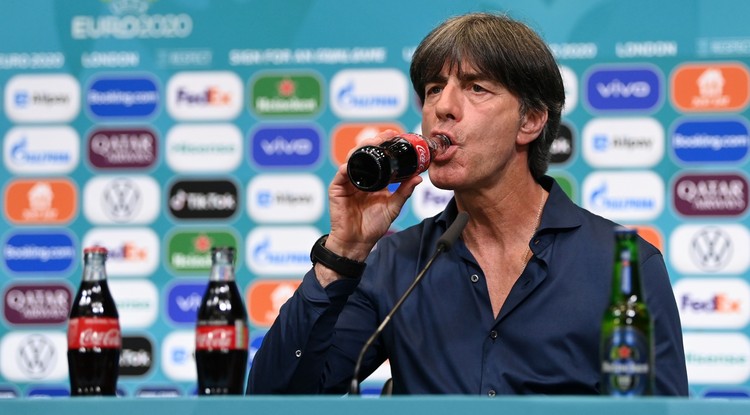 Joachim Löw nyilatkozik a sajtónak az Anglia-Németország Eb-nyolcaddöntő után