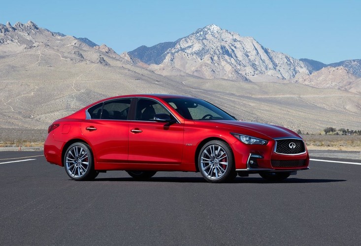 Segment D – klasa premium
W pierwszej połowie bieżącego roku zarejestrowano w sumie 131 samochodów z napędem hybrydowym tego segmentu. Na pierwszym miejscu znajduje się Infiniti Q50 (liczba rejestracji to 63) – ceny tego auta zaczynają się od 224 tys. zł. Kosztujący 175 tys. zł BMW 3 znalazł się na drugim miejscu z ilością rejestracji na poziomie 39 sztuk, a podium zamyka Lexus IS (29 rejestracji), które startuje od 174 tys. zł.