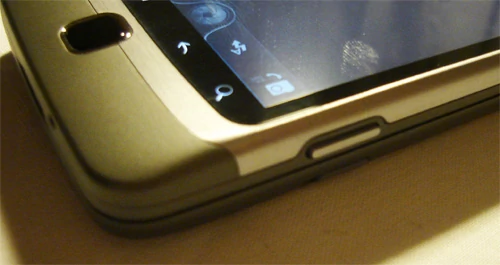 HTC Desire Z ma sprzętowy spust migawki. Dzięki temu jego 5 Mpx aparat fotograficzny w większości sytuacji radzi sobie lepiej, niż 8 Mpx w Desire HD. Smutne, ale prawdziwe...