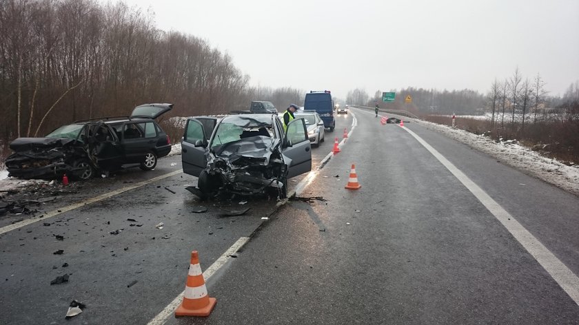 Pojazd zjechał na przeciwny pas ruchu i czołowo zderzył się z golfem