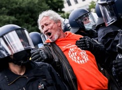 Tłum w Berlinie wyszedł na ulice w protestach przeciw obostrzeniom. Zatrzymano 80 osób