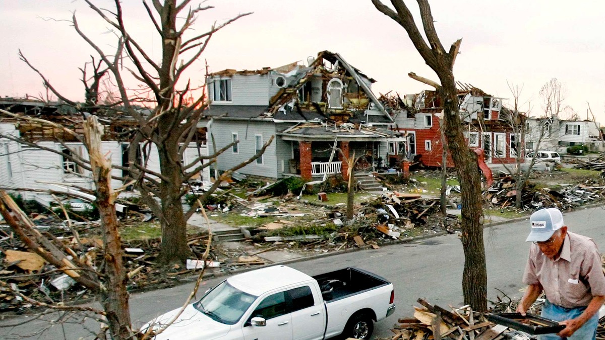 Tornado, które przeszło ostatnio m. in. przez miasto Joplin w USA zabiło co najmniej 139 osób i zrównało z ziemią sporą część miasta. Sprzątać po kataklizmie pomaga mieszkańcom cyrkowy słoń - informuje telegraph.co.uk.