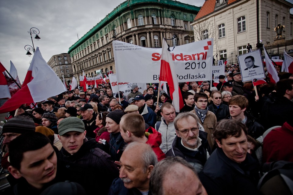 Zwolennicy PiS przed pałacem, fot. Maciej Stankiewicz