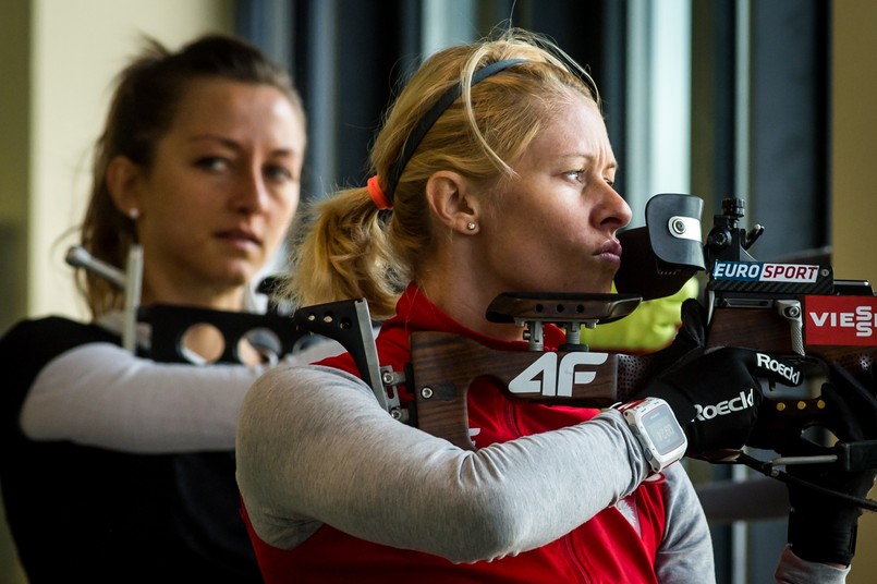 Monika Hojnisz (L) i Weronika Nowakowska-Ziemniak (P) podczas zajęć na strzelnicy