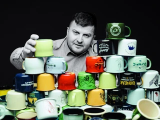 Waldemar Brzozowski, założyciel i prezes Emalco Enamelware, zbudował firmę opartą na personalizacji. Na zlecenie klientów z całego świata produkuje kubki tworzone tradycyjnymi metodami 