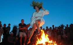 Noc Kupały na Ukrainie. Skoki przez ognisko, wianki i zabawa [FOTO]