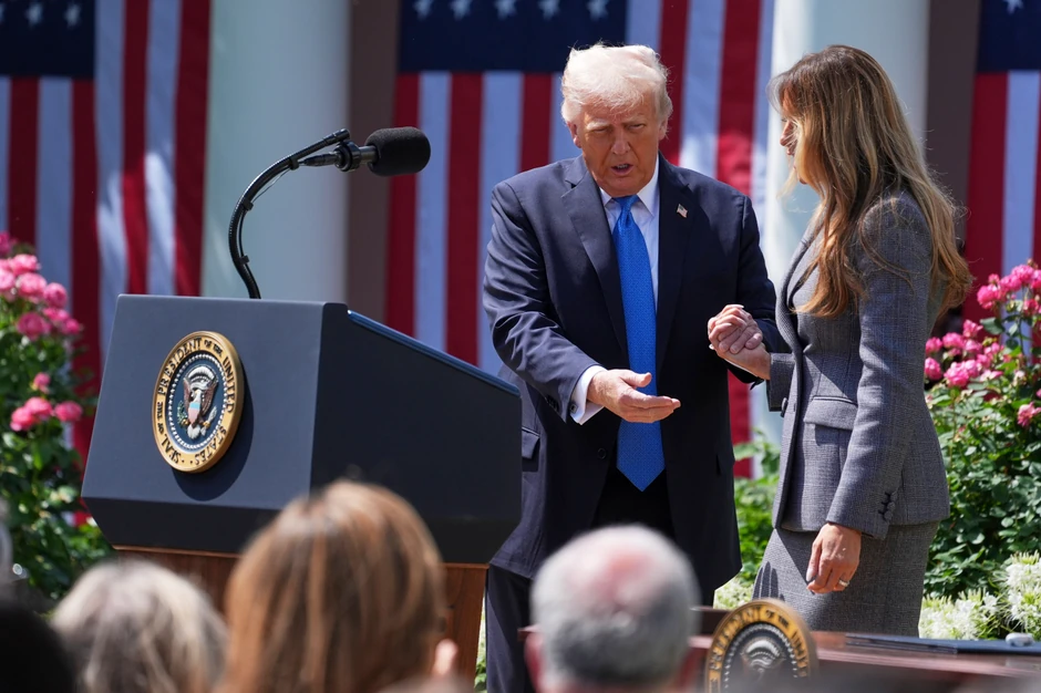 Melanija i Tramp u ružićnjaku Bele kuće