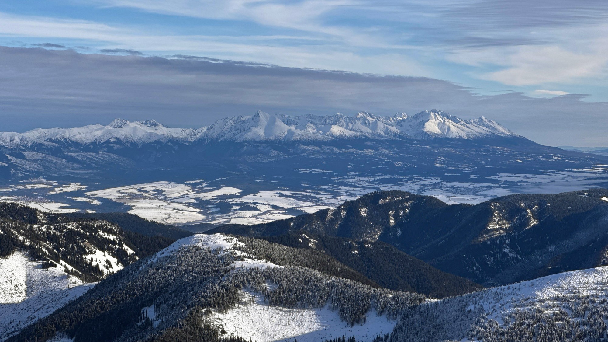 Pohľad na zasnežené Vysoké Tatry (ilustračné foto).